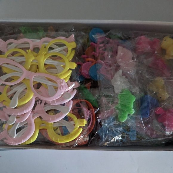 Party Favors Kids - 422 Pieces - Picture 2 of 3